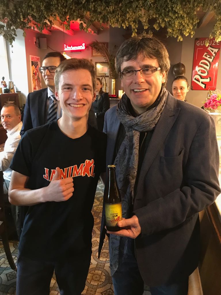 InfoVanmol's tweet photo. Carles Puigdemont enjoying freedom and a tasty fresh Janimal with Jan Panneels @ Grote Dorst Eizeringen !

#janimal #beer #catalonia #Puigdemont https://t.co/6Y5Bfg4AmT