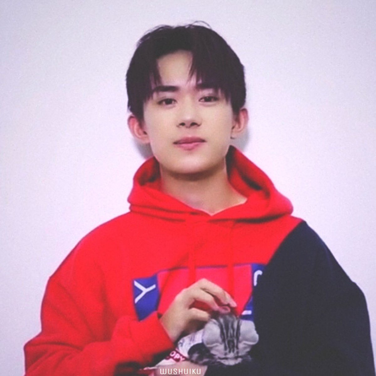 clj_ai_28's tweet photo. I can see the whole world in your eyes, Jackson Yee. #JacksonYeeGrammys2018 https://t.co/wFA6yOW8Of