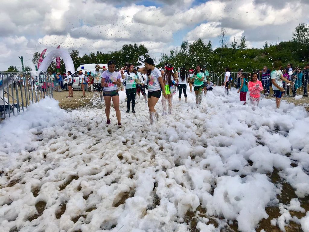ColorRunChile's tweet photo. Siguen llegando más y más #colorrunners a nuestro portal de espuma 😄
Pronto se vienen las explosiones de colores en #TheColorRunDreamPuertoVaras 😍 https://t.co/F2po2Y271k