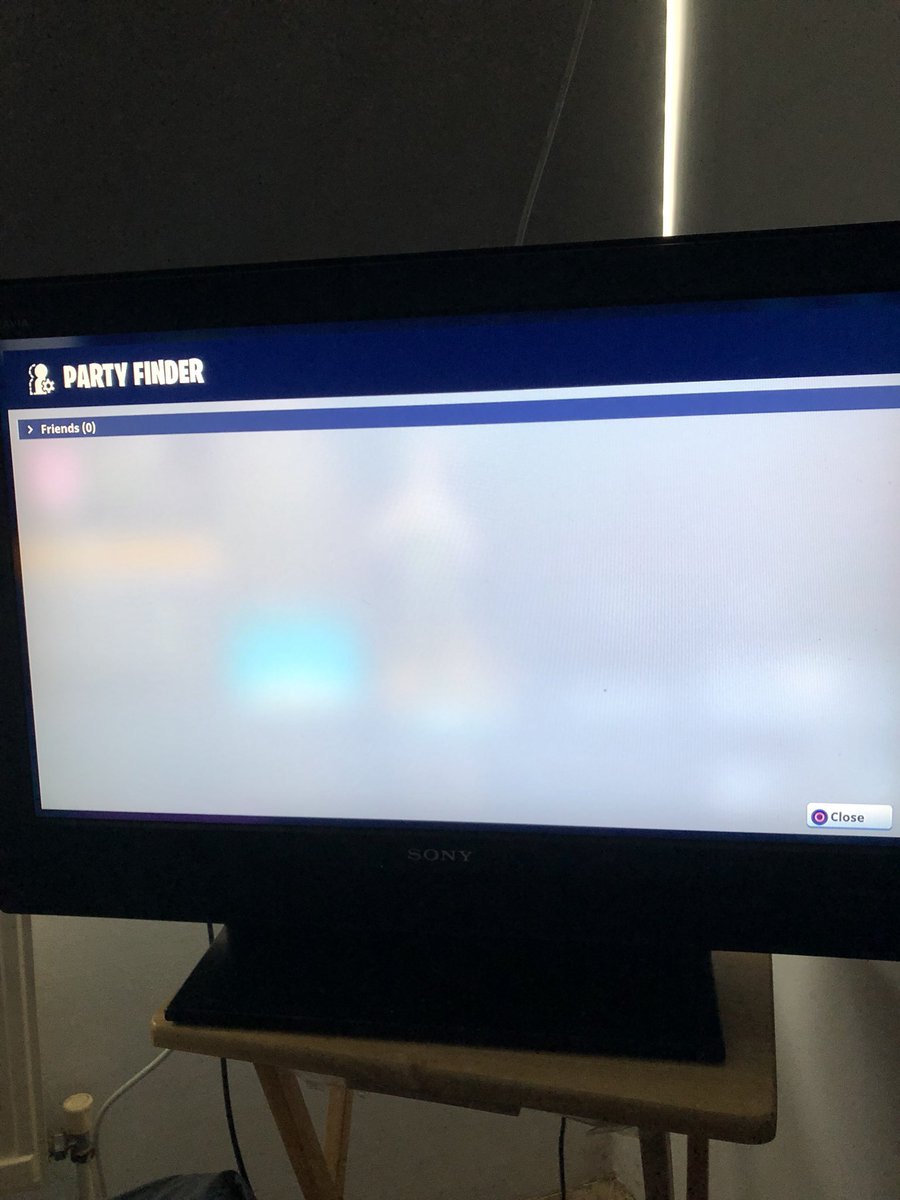 Forever_Chloe_'s tweet photo. @FortniteGame no friends? I’m not that lonely 😢 what’s going on? Problem after problem 🙊👏🏻 https://t.co/CFYSfIutEY