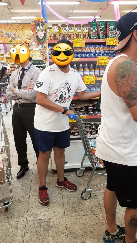 rubinhobenjamin's tweet photo. Ontem eu cliquei esse cara usando a primeira camisa de campeonato que fizemos. Foi na Copa Rolls Gracie pela FJJRIO em 2014. Quase pedi pra comprar a camisa dele. Não é pq é campeonato que tem que ser de má qualidade. #UseTauron #Qualidade #Tauron #Fjjrio #RollsGracie #JiuJitsu https://t.co/nme9jQKfbr