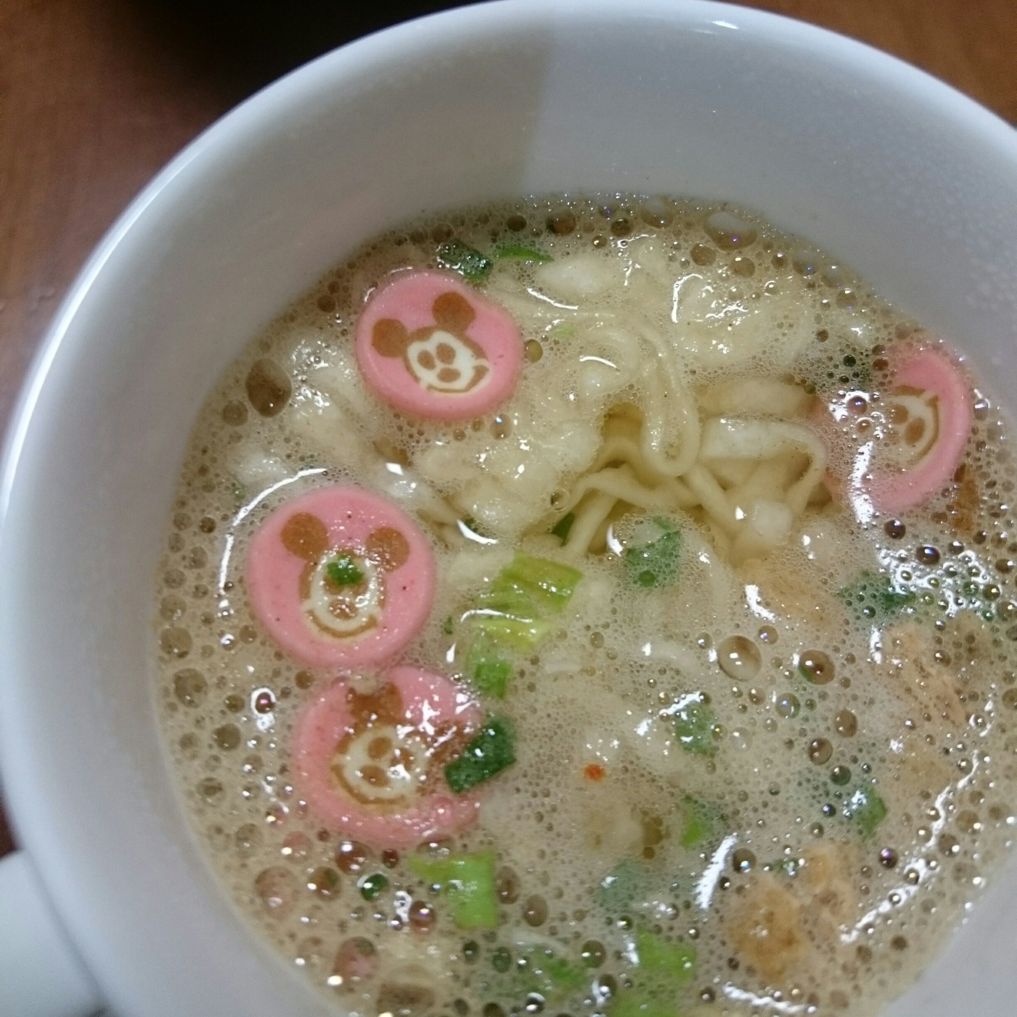 Hon Taku 本日のうどん ディズニーランドのおみやげであります ミニうどん ミニーちゃんの絵もかいてますよ ミニー うどん 6食入りで900円 ちょっと高いよね かさばるし お夜食に適したふつうのインスタントうどんでした みっき Hon Taku 本日のうどん ディズニーランドのおみやげであります ミニうどん ミニーちゃんの絵もかいてますよ ミニー うどん 6食入りで900円 ちょっと高いよね かさばるし お夜食に適したふつうのインスタントうどんでした みっき