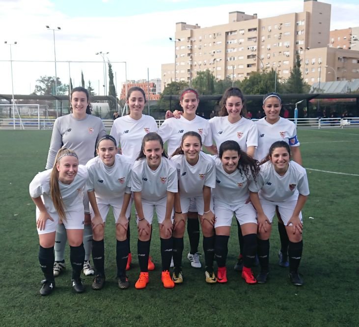 Sale Carlos Juan con: Gordillo; Almudena, Vicky, Julia, Candela; María López, Bea Cano, Ana F.; Inma, Blanca y Claudia.

#SevillaFCFem