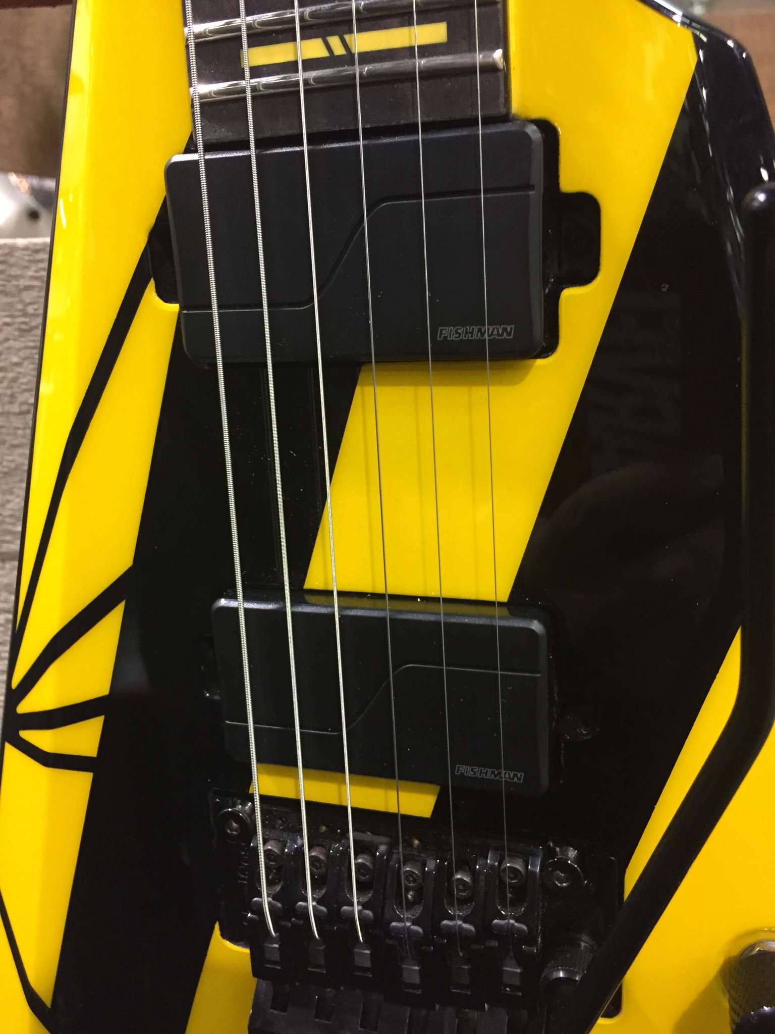 Young Guitar 4月号 ギターと木材 The Guitar Tonewoods ワッシュバーンその２ マイケル スウィート Michael Sweet の新たなシグネチュア ギターもwashburnから登場 フィッシュマンfluenceピックアップが採用され イエローとブラックの
