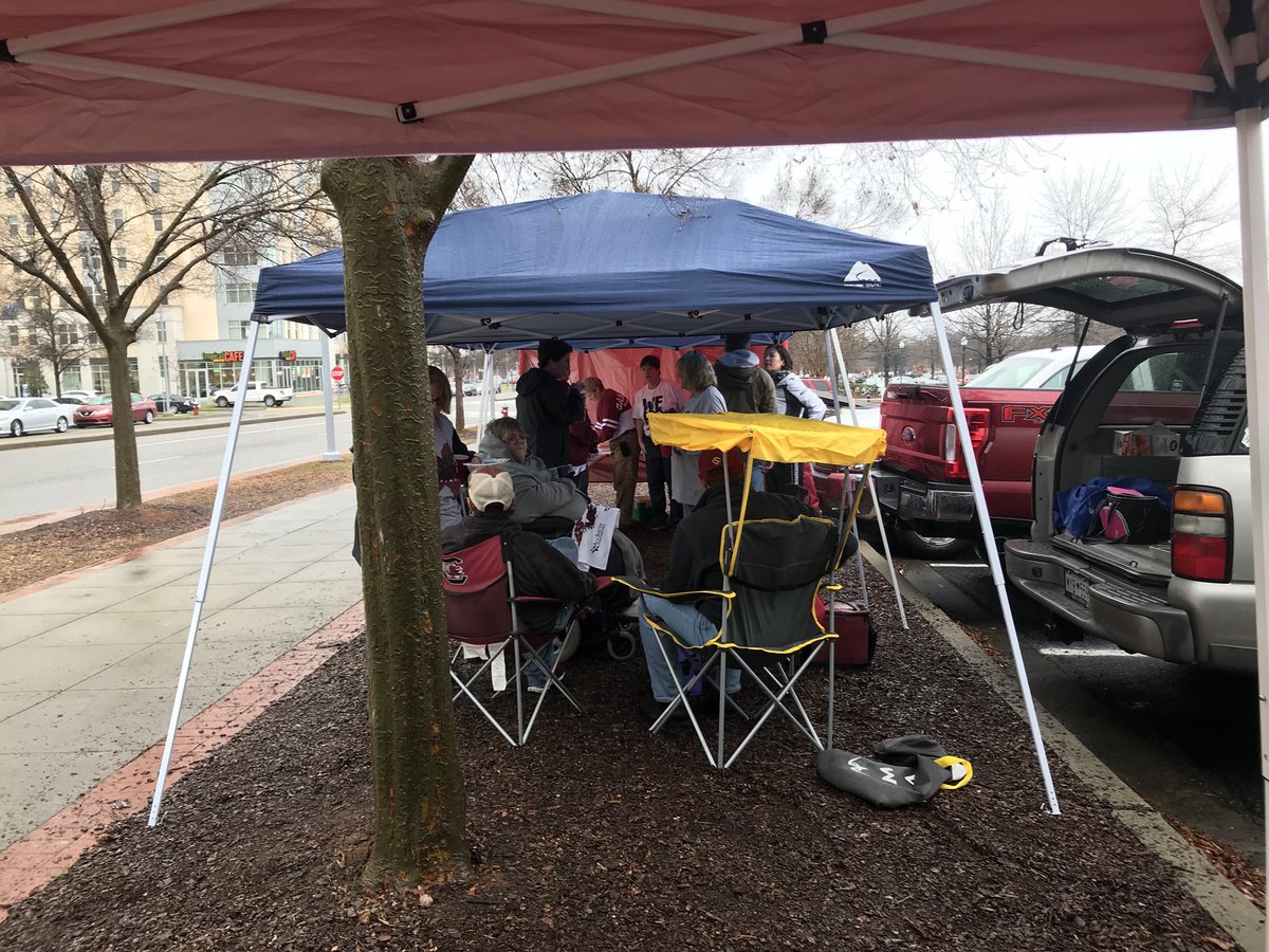 hajones33's tweet photo. Rain or shine, Gamecock fans know how to have fun! Tailgating before @GamecockWBB game. Beat Missouri!!! @dawnstaley @debbieantonelli @JudiGatson https://t.co/RBn40gGQOq