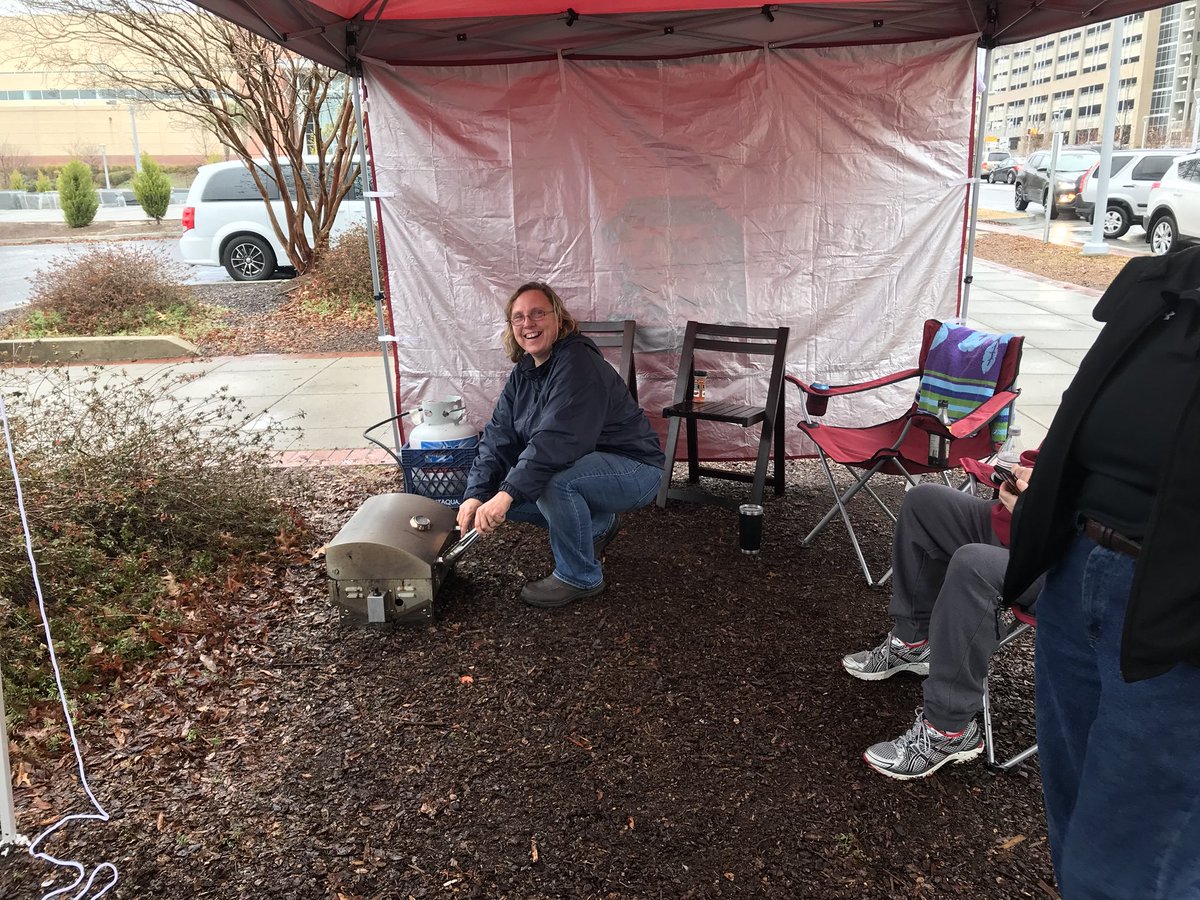 hajones33's tweet photo. Rain or shine, Gamecock fans know how to have fun! Tailgating before @GamecockWBB game. Beat Missouri!!! @dawnstaley @debbieantonelli @JudiGatson https://t.co/RBn40gGQOq
