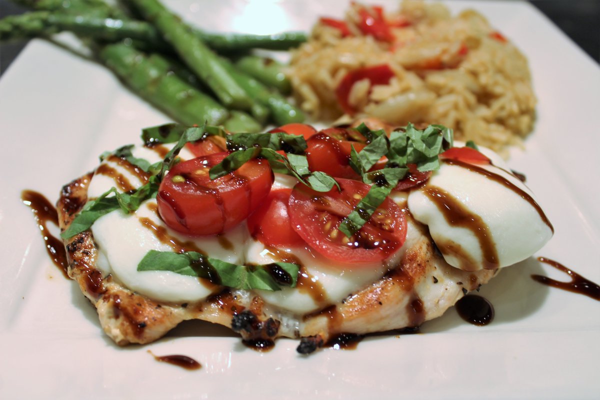 neighborsplace's tweet photo. Come out and try our grilled chicken caprese! Topped with fresh mozzarella cheese, basil and a balsamic reduction. #onlyatneighbors #locallylynchburg #lynchburgva #vafoodie #fresh #locallyfresh #lynchburgliving https://t.co/O0Y1djSMPV