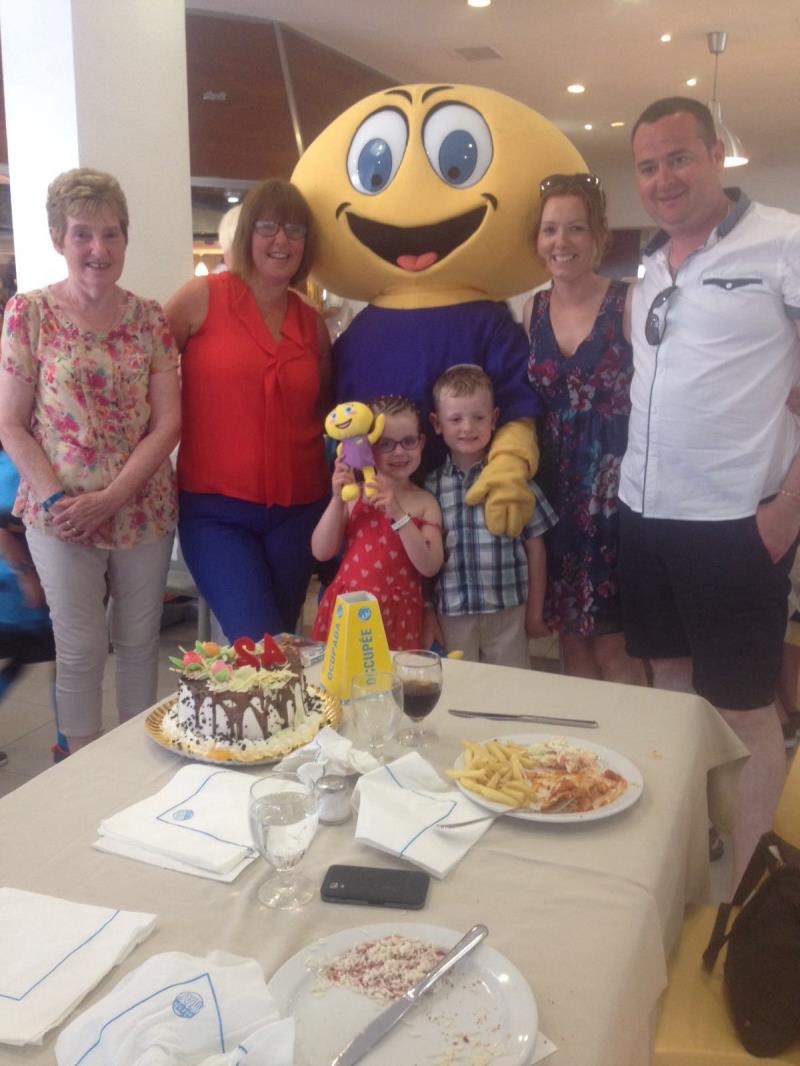 olisweeney74's tweet photo. My friend is a finalist in Club MAC Alcudia's photo contest. Help Olivia rally votes! https://t.co/rcuaZo19Uz @clubmac https://t.co/6oA61pg1oh
