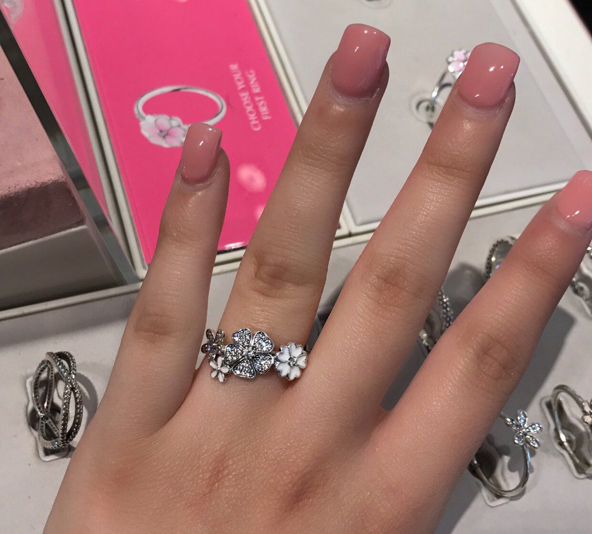 styletrendfashi's tweet photo. Ok I'm obsessed w these flower rings from pandora 😕😍😍 https://t.co/O2CpHMUnhG