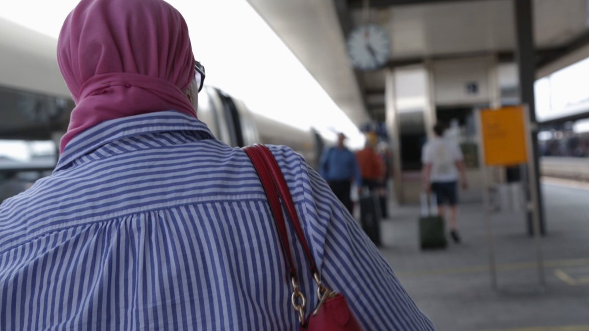 52mediainc's tweet photo. Directed by @shephardm and @yorkdm, #TheWayOut is the story of a mother who refuses to give up in the face of her daughter's tragic mistake to join #ISIS. Watch the #documentary online at https://t.co/7aTSk8e42L. #CBCdocsPOV #cdnfilm #cdnpoli https://t.co/lq7TjUM6z1