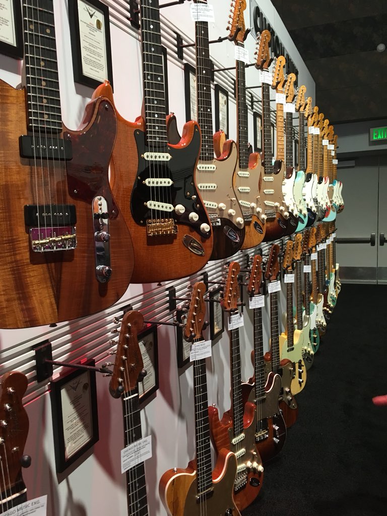 esp_t_gakki's tweet photo. 【#NAMM2018ツアー】
続いてFENDERのブースです！
9本のギターベースが一つになっている様は圧巻でした！
#Fender9Neck  #NAMM2018  #ギター #ベース https://t.co/0pMYl1nB8w