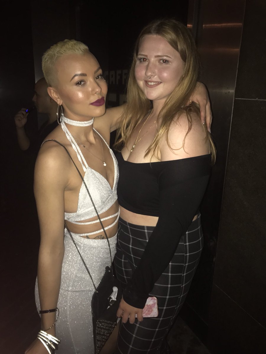 yazminsimone01's tweet photo. My 20th with my lovely ladies 🥂 @boutiquefeel https://t.co/FapHwfgwHa