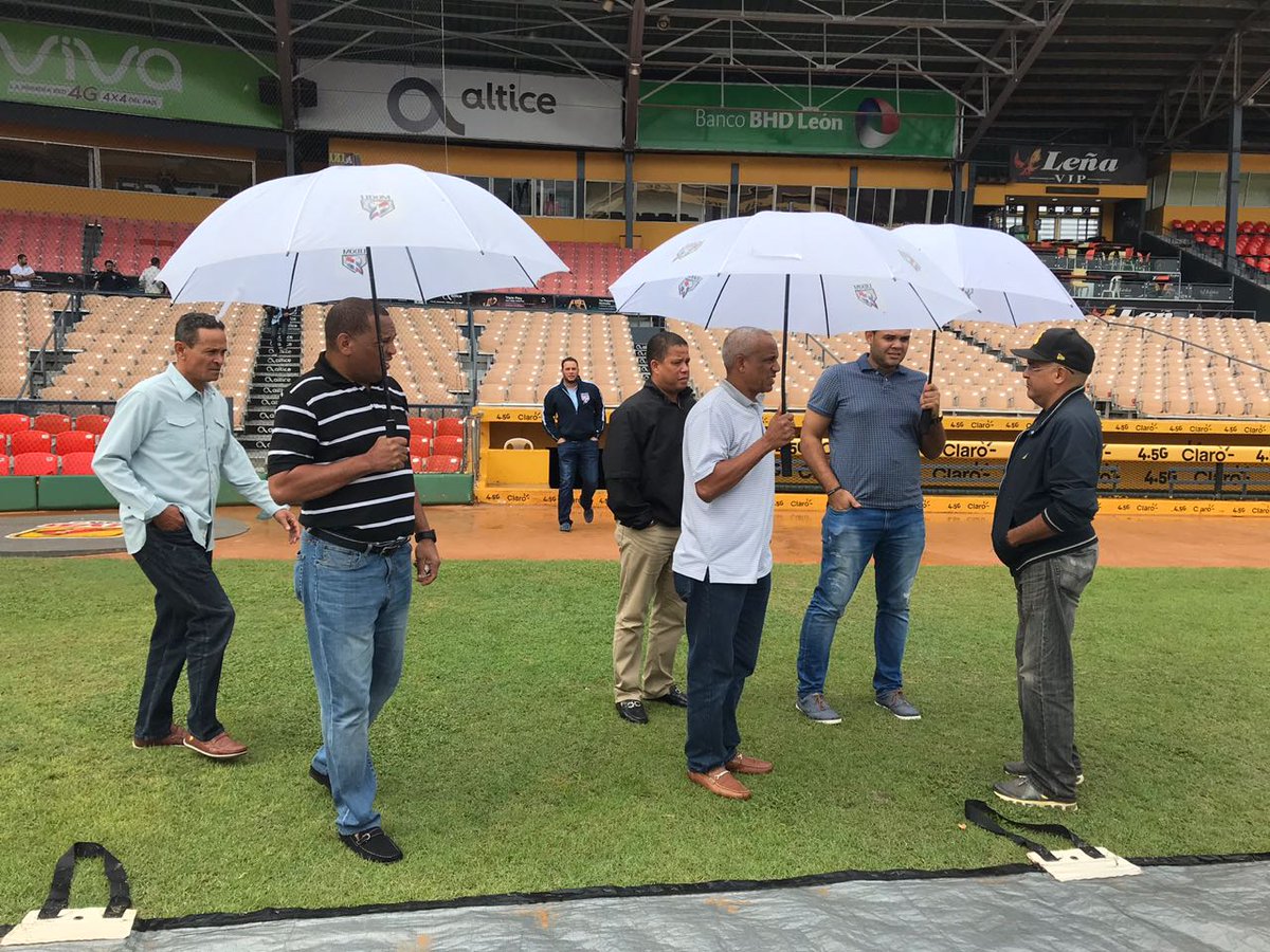 aguilascibaenas's tweet photo. En estos momentos se encuentran analizando las condiciones del terreno en el #EstadioCibao. La @LIDOMRD, árbitros, Operaciones de Béisbol y Consejo Directivo. https://t.co/JrM1t1DAmq