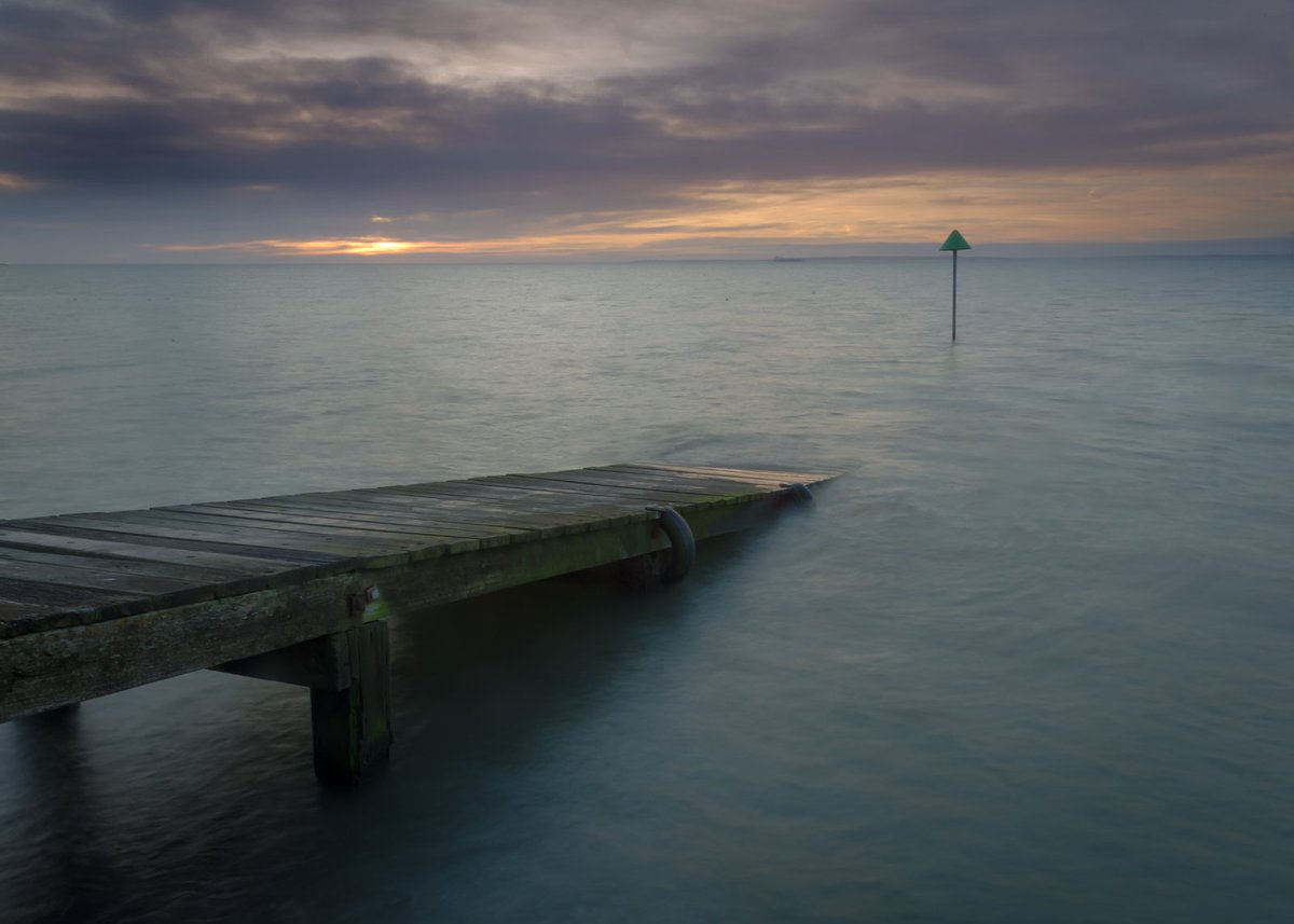 lobsterpants66's tweet photo. Dawn at Southend, with @thewaiter67 #rayapro #photohour https://t.co/ONFyWzPIU9