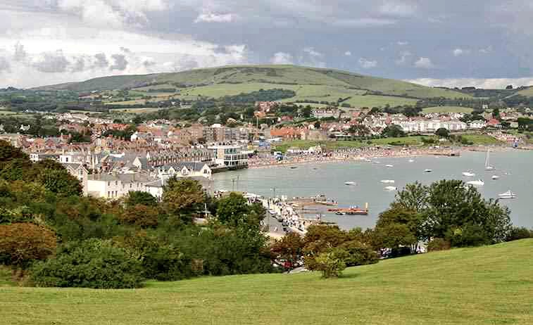 GrabThePassport's tweet photo. Swanage, a coastal town in south east #Dorset, is situated on the Isle of Purbeck and at the eastern end of the Jurassic Coast, a coast that stretches from Orcombe Point near Exmouth to Old Harry Rocks near #Swanage #TravelBlog https://t.co/LUSQAus4pH https://t.co/oohXPlBcs2