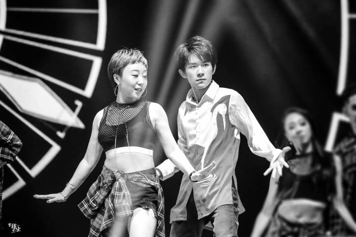 1128_honey's tweet photo. JacksonYee Your moves light me on fire. #JacksonYee https://t.co/spX130Nbeg