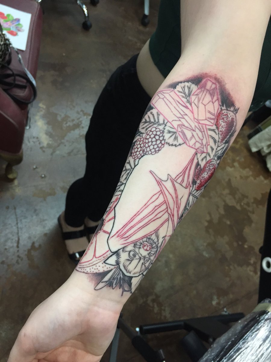 AshleyGx23's tweet photo. First session done 💖🦇💉
#tattoo #flyingfoxbat #crystals #fruit https://t.co/yyYfRop8F3