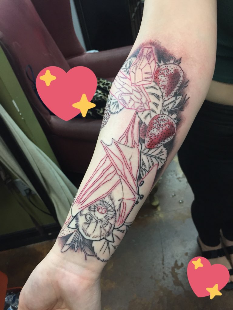 AshleyGx23's tweet photo. First session done 💖🦇💉
#tattoo #flyingfoxbat #crystals #fruit https://t.co/yyYfRop8F3