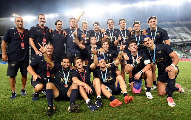 DiarioOle's tweet photo. #Rugby 🏉 Los Pumas 7's consiguieron la medalla de bronce de la tercera etapa del circuito mundial de la IRB ➡ https://t.co/sY64REkhL0 https://t.co/WU4kuIbUSG