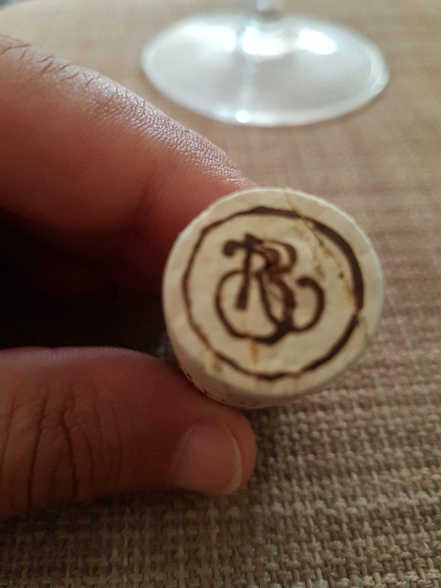 condoscascos's tweet photo. No se si estoy bajo los efectos del vino u obsesionado por el ciclismo... pero yo aquí veo un ciclista... @RamonBilbaoWine @RiojaWine_ES @lariojaturismo #bikeandgastronomy #biktra #bikeandtravel https://t.co/A5Ad0vIS8E