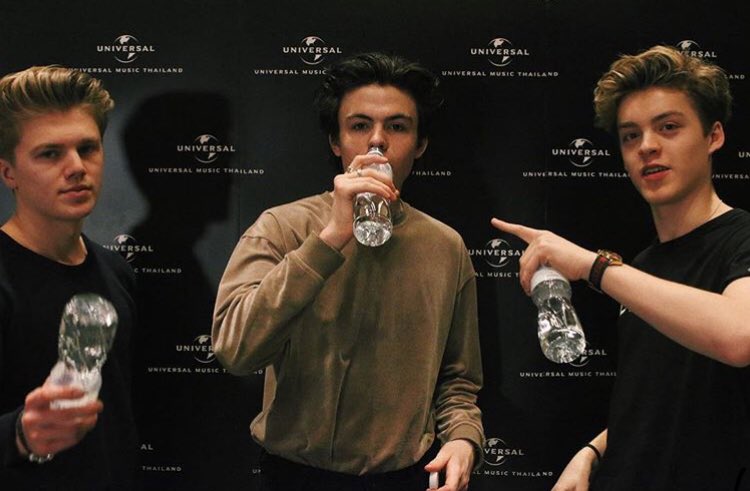 _NHCfangirl_'s tweet photo. water 😊😊 @newhopeclub @newhopegeorge @newhopereece @newhopeblake https://t.co/DZvwboCae4