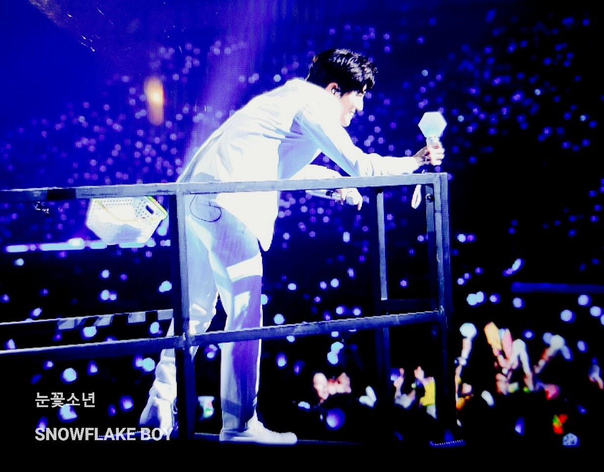 lay_bnbn's tweet photo. これ！！！！まさにこの時！！！この体制の時！！！！ペンサされた！！！！！2〜3秒目あった時！満面の笑みで( ◠‿◠ )←こういうの顔だったの！表情見える写真ないかな〜〜 https://t.co/PRaP6Bwrkk