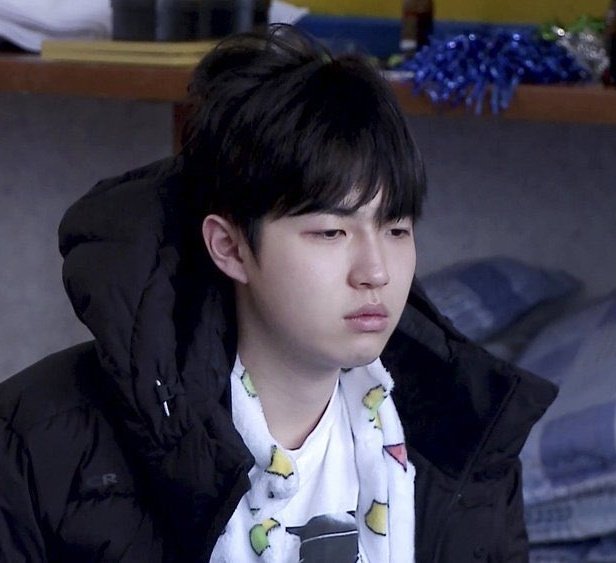 kimjaehwan_tmi's tweet photo. 김재환은 자고 일어나면 얼굴이 잘 붓는 편이며 장난 아니게 귀엽다 진짜. https://t.co/R6ytzYpelO