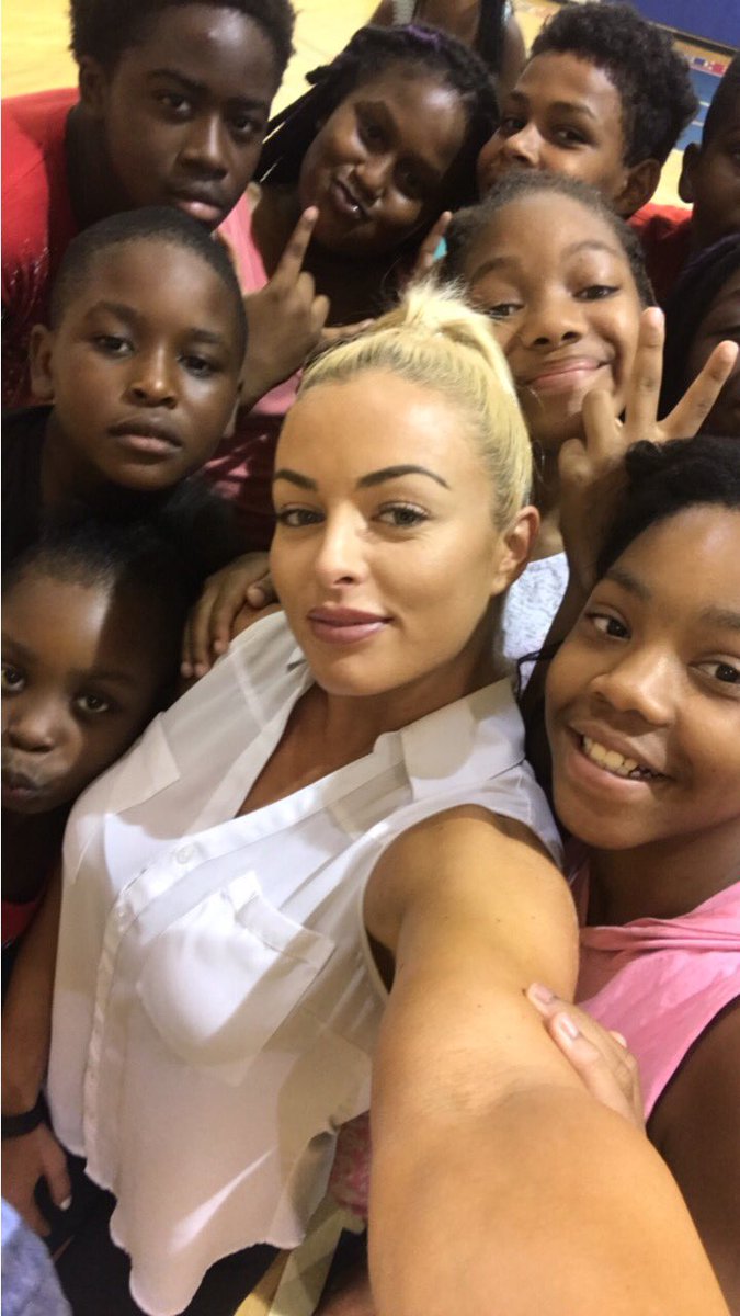 Who will be #DailyDivas beauty of the day? 
RT – Karen
Like – Mandy
Voting ends in 1 h