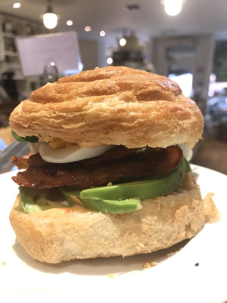 Norfolk_Deli's tweet photo. Having been sent some #Crolls we’ve been asked to come up with some suitable fillings. Today we’ve created a sweet chilli mayo, avocado, crispy smoked streaky bacon, free range hard boiled eggs and spinach combo. In the taste test it got the thumbs up 👍 https://t.co/tndkg2xE4R