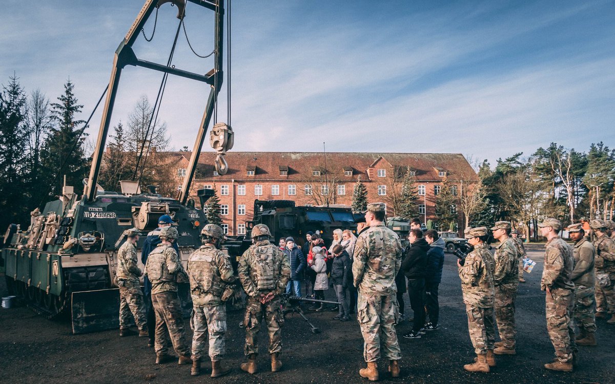 DaggerBDE's tweet photo. #Daggers hosted visitors from a local orphanage in Poland🇵🇱; it was a good time that gave them hands-on experience with #USArmy equipment. Community partnerships have been key to building mutual trust, understanding &amp; solidarity. @USEmbassyWarsaw (Photos by 1st Lt. Tuan Le) https://t.co/cjrHQlN7tD