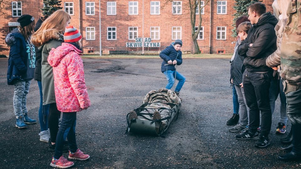 DaggerBDE's tweet photo. #Daggers hosted visitors from a local orphanage in Poland🇵🇱; it was a good time that gave them hands-on experience with #USArmy equipment. Community partnerships have been key to building mutual trust, understanding &amp; solidarity. @USEmbassyWarsaw (Photos by 1st Lt. Tuan Le) https://t.co/cjrHQlN7tD