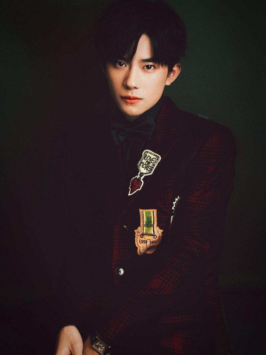 JacksonYee_YT's tweet photo. What should I say 😍

#JacksonYee #GRAMMYs 

cr.易烊千玺无水印图库 https://t.co/lJ1i6lCsYX