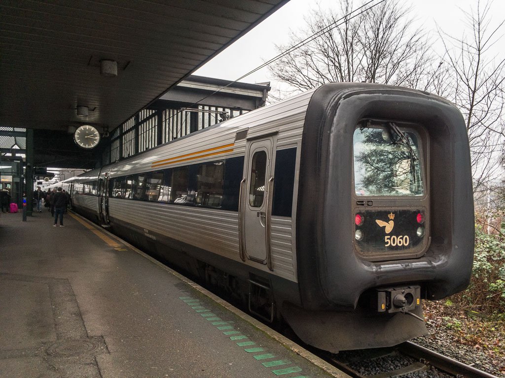 winterrail's tweet photo. Umstieg in #Fredericia 🇩🇰. Gleiches Modell, andere Zuggattung, nämlich: #Lyntog. Damit jetzt im „heißen Scheiß“ der @omDSB unterwegs. #WinterRevival https://t.co/mjadKt7Yyw