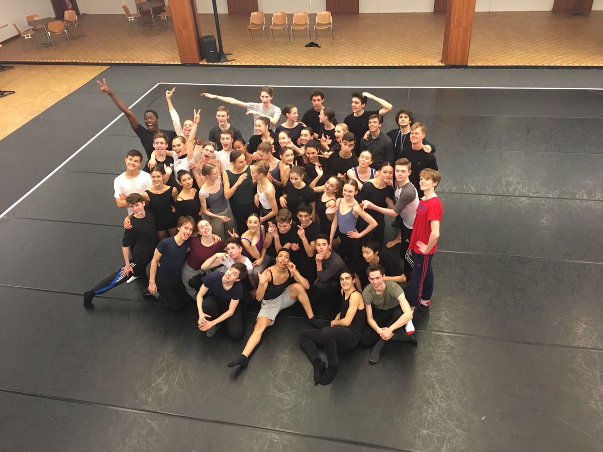 PrixdeLausanne's tweet photo. Family pic’ for the 50 students of the #ChoreographicProject ! They will perform a world premiere on Sat Feb 3rd > #Pulse choreographed by #GoyoMontero 🤘🏻 https://t.co/HkpgjemSfn