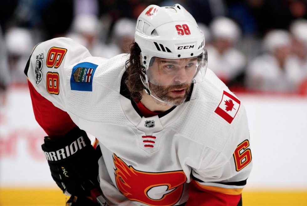 TSN_Sports's tweet photo. JAGR ON WAIVERS: TSN Hockey Insider @TSNBobMcKenzie reports the #Flames have placed Czech legend Jaromir Jagr on waivers in what could pave the way for contract termination.

Jagr, 45, needs to play only 38 more games to overtake Gordie Howe for most games played in NHL history. https://t.co/n0lr8ZaLrl
