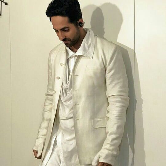 Ayushmann_Cafe's tweet photo. @ayushmannk slaying in white outfit styled by @ishabhansali_ for tonight at #RadioMirchiAwards https://t.co/cJgcb0uRvW