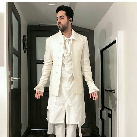 Ayushmann_Cafe's tweet photo. @ayushmannk slaying in white outfit styled by @ishabhansali_ for tonight at #RadioMirchiAwards https://t.co/cJgcb0uRvW