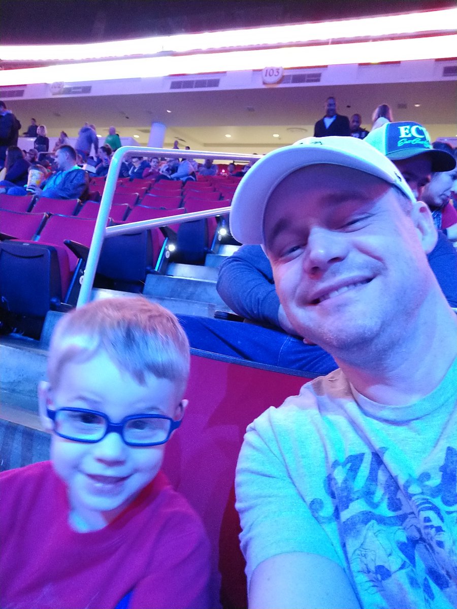 cjbanter's tweet photo. #marveluniverselive it's on!!! https://t.co/DwWgzfLAHS