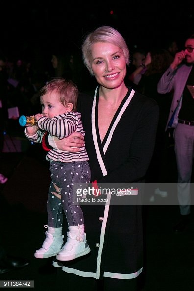 Support_Soraya's tweet photo. Hoy @SorayaArnelas junto a la pequeña #Manuela en @MercedesFashion #MFWeek en @feriademadrid vía @GettyImages https://t.co/wMh3VXevHN