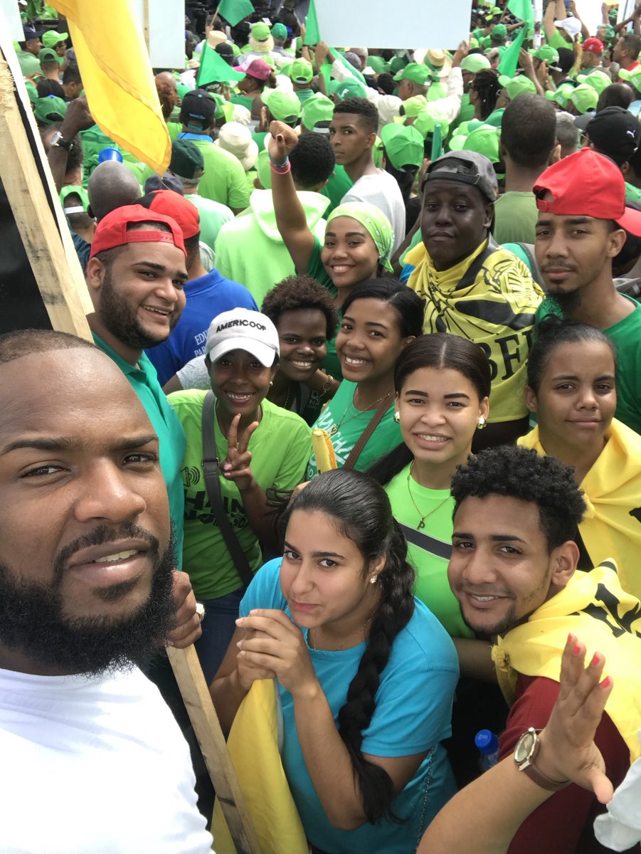 FelabelSede's tweet photo. La juventud también quiere cambio, una democracia real, hoy luchamos por el pais que queremos, por el futuro de lo nuestros,  El pueblo ya habló por la buena, que el Sistema de Justicia actúe y ponga fin a la impunidad #TamosEnElPalacio #FelabelEnelPalacio #MarchaVerde https://t.co/ZVXfItrHwg