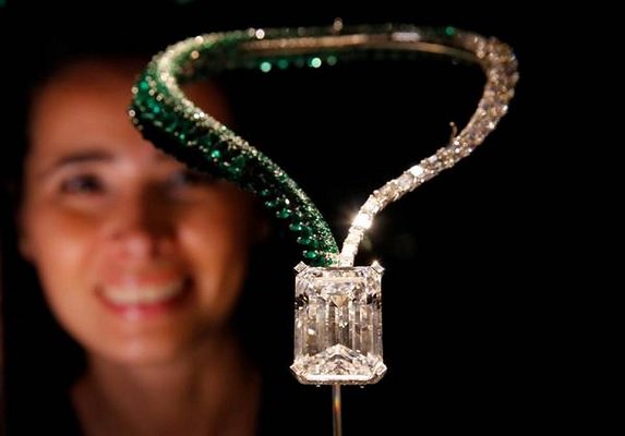 InvestFCDiamond's tweet photo. Did you consider buying any investment diamonds during 2017? How would have your investment performed? What will happen with investment diamonds in 2018? #investments #learnhowtoinvest #learnaboutinvestments #diamondinvestments #alternativeassets #ROI https://t.co/Rwqp8BJtJp https://t.co/v0TEn5N16P