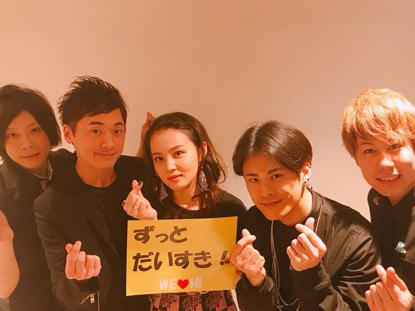 [LEE HI INSTAGRAM(2P)] leehi_hi: バンドと一緒に..🎤 kpopsnaps.com/p/BegItTmAkMo #kpopsnaps