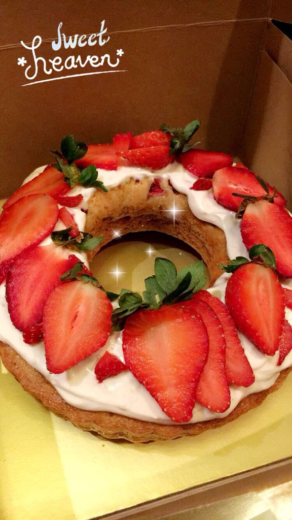 WholeWheat Strawberry Maple Cake With Vanilla Yogurt Frosting! 🍓🍰 #AsGoodAsItLooks #HealthyBites #FeedYourSweetTooth #TakeYourPleasureSeriously @goodforyougourmet