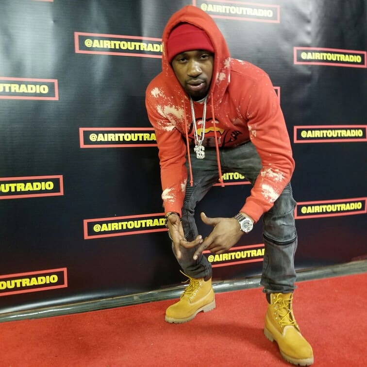 buttasahdeez's tweet photo. W O R K I N G
@theradiooutlet 📷 @vibe2viberadio @tori_indeed
#airitoutradio #theradiooutlet #The100KProject #GRANDFAM6040 #Lowww https://t.co/HWbxhMTNsb