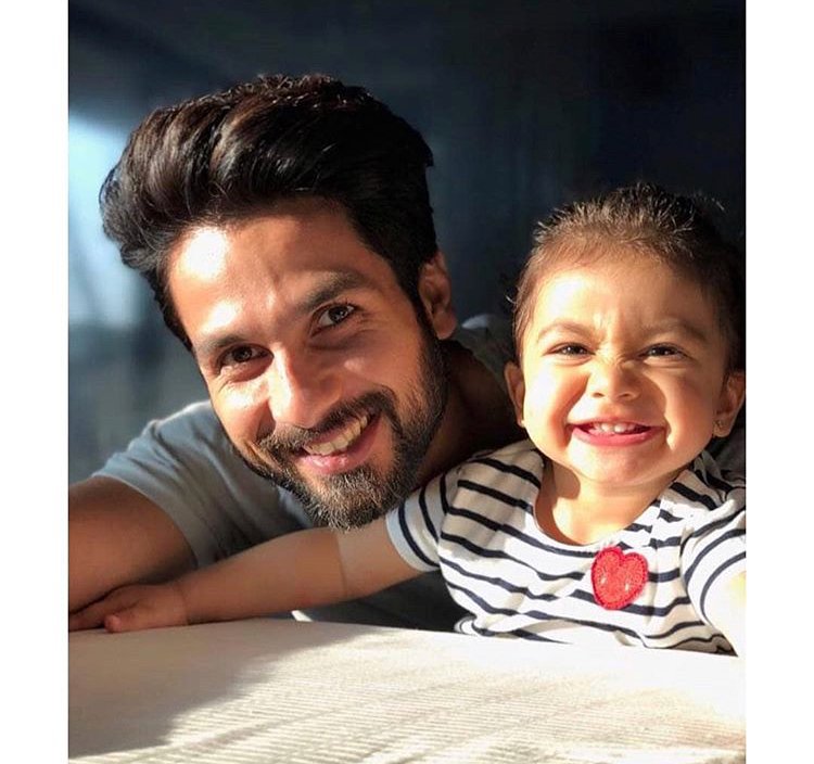 Socialistaan1's tweet photo. Like father like daughter 💖💖 this picture is too cute to make your day special 🌟😘😘
#shahidkapoor #daughterfatherlove #father #daughter #bollywoodcelebrity #bollywood #familygoals #realrest #offday #sparetime #familytime #padmavat #updates #socialistaan #socialistaanworld https://t.co/bKeUTPSpWD