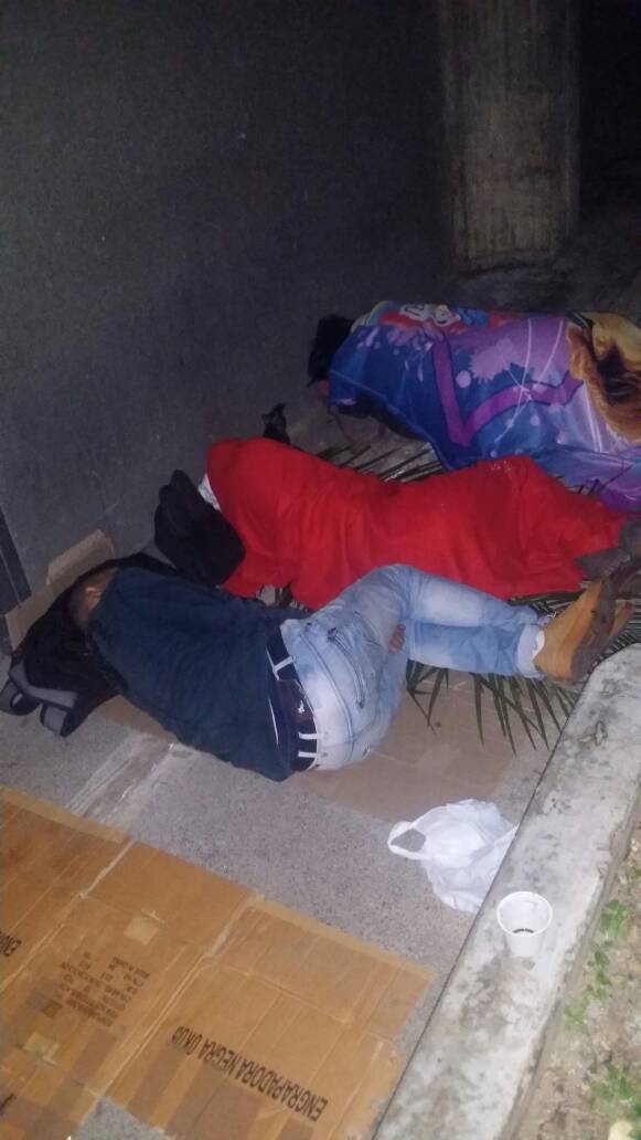 DolarToday's tweet photo. Personal militar durmiendo a las afueras de la sede de Seguros Horizontes Caracas, por la solvencia para la solicitud de la baja
Más consideraciones para las FAN gracias al maldito @vladimirpadrino https://t.co/lin3AJi8Lr