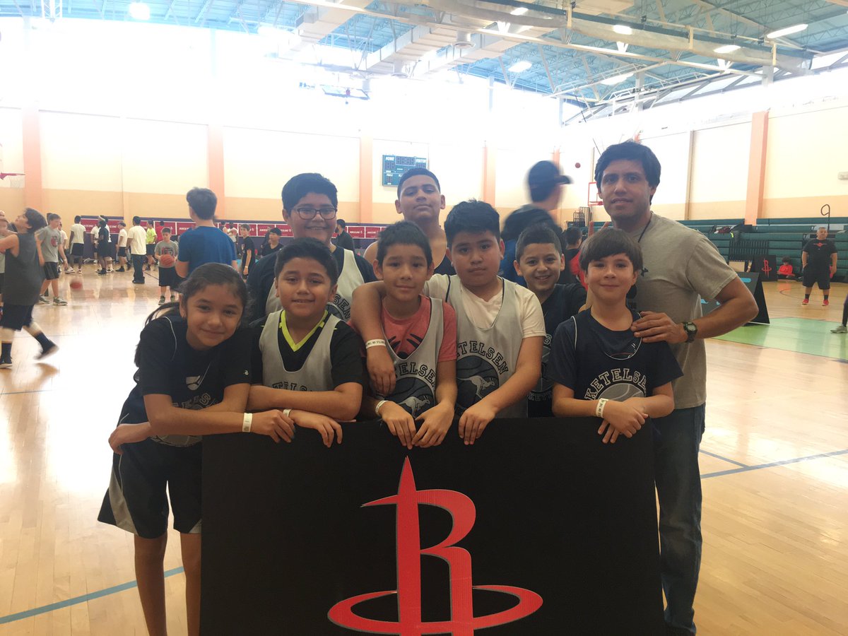 Coach_Rodriquez's tweet photo. 2017-2018 Ketelsen Basketball team in action at Rockets Blacktop Battle qualifier. Proud of my crew, 2 w 2 l against  big 13 year old teams! https://t.co/MREd510Ji5