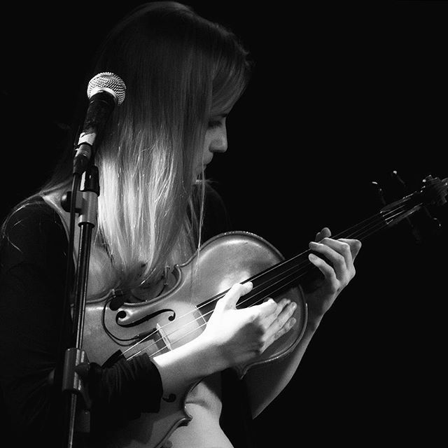 SangregorioEXPO's tweet photo. @milenabrody durante el #concierto de @senoritasonfire en @boguijazz #viola #player #concert #strings #woman #violista #b&amp;wInstagram: A_Sangregorio https://t.co/AMHmgaTn72