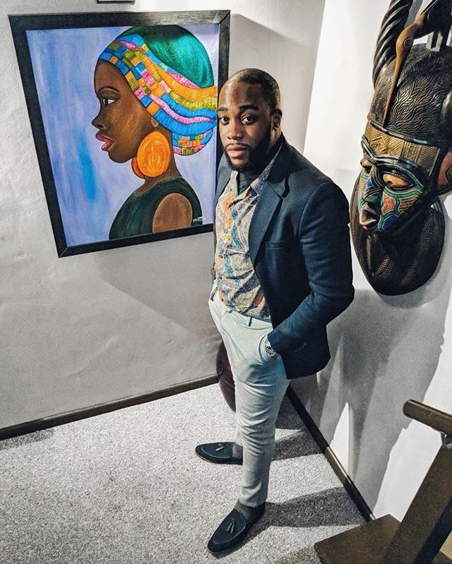 Delikwu's tweet photo. Statue behind me like: "OMFG IS THAT BABA!? HOW HE SO SAUCY?? ๐ญ๐". It be like that sometimes. #afrocentricstyle ๐ค๐ฝ https://t.co/5afDIyn1UY https://t.co/EdQmLAdMW3