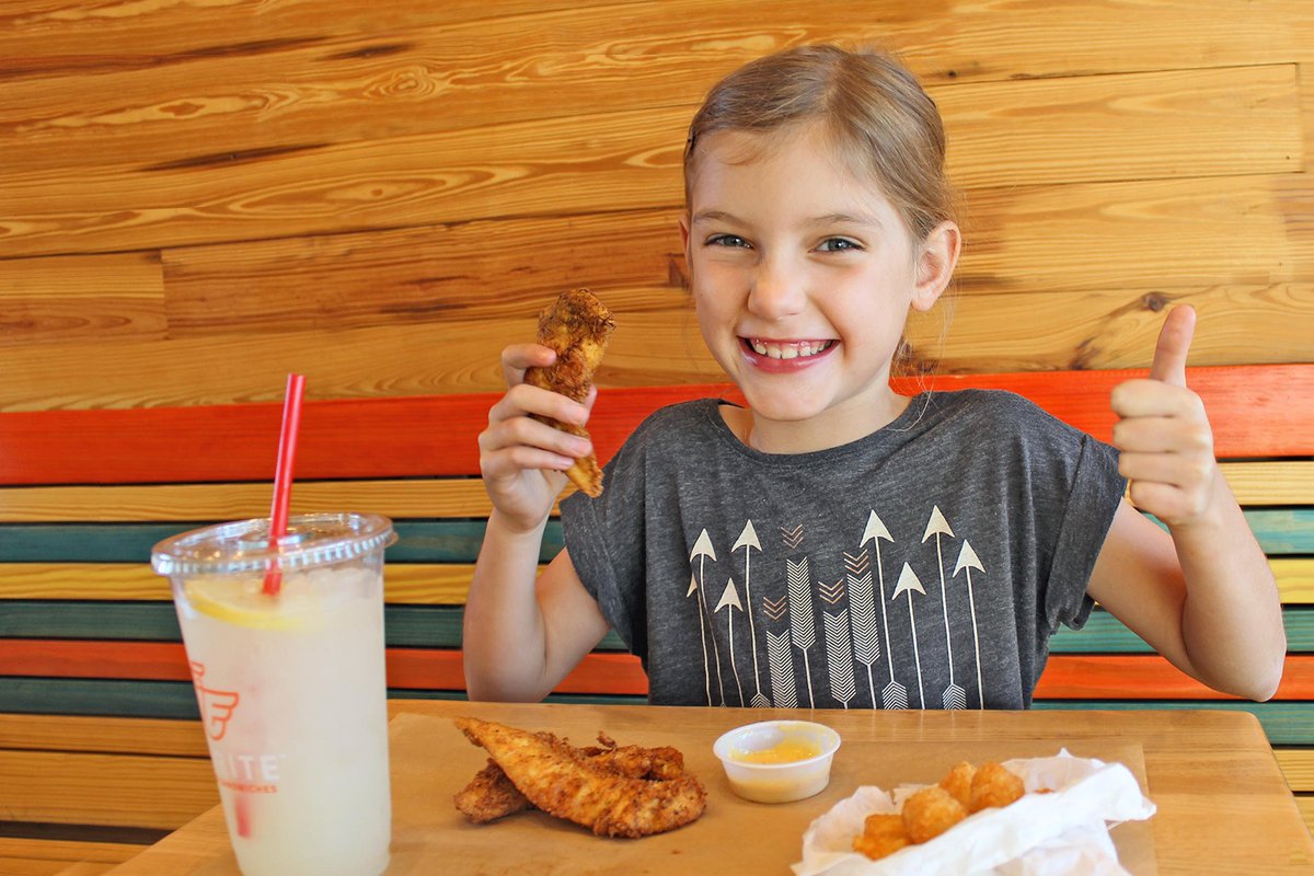 FlyriteChicken's tweet photo. That feeling when you get #ChickenonSunday. https://t.co/GklMTRomEs